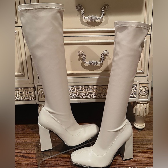EUC Public Desire “Caryn” Ultimate 70’s “Go-Go Boot” in a Creamy Off-White Sz 6 - Picture 8 of 13